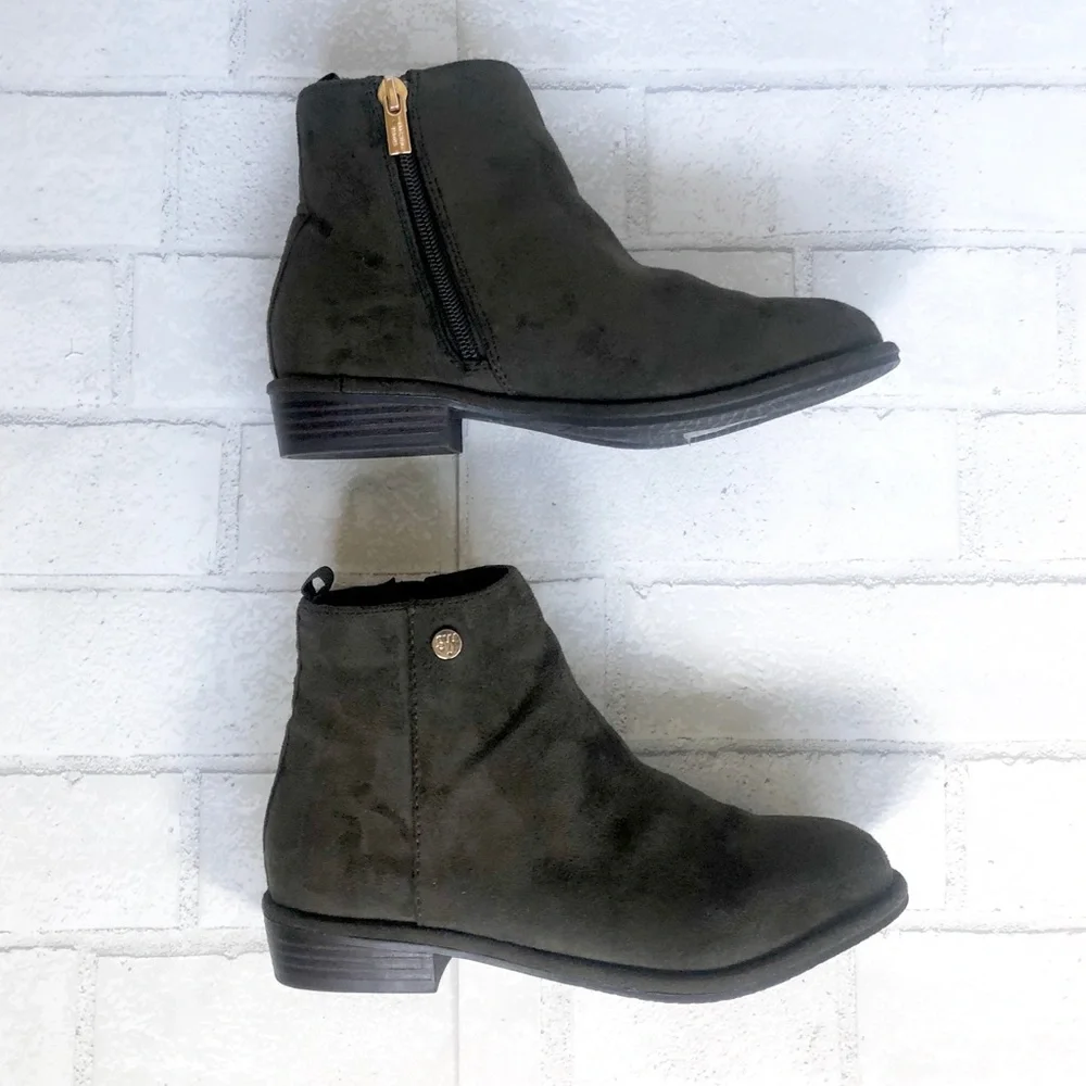 Stuart Weitzman Girls Olive Lowland Low Suede Ankle Bootie Size 2